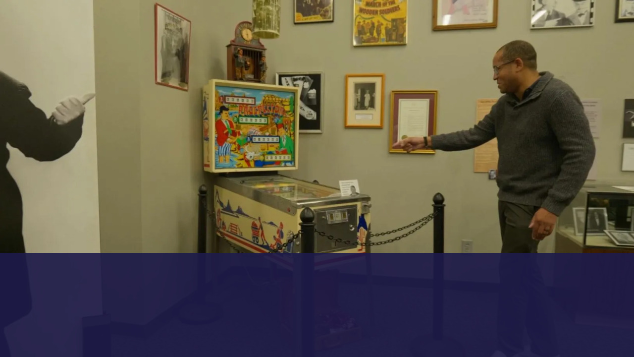 Comedian in Historical Costume Museum Tour